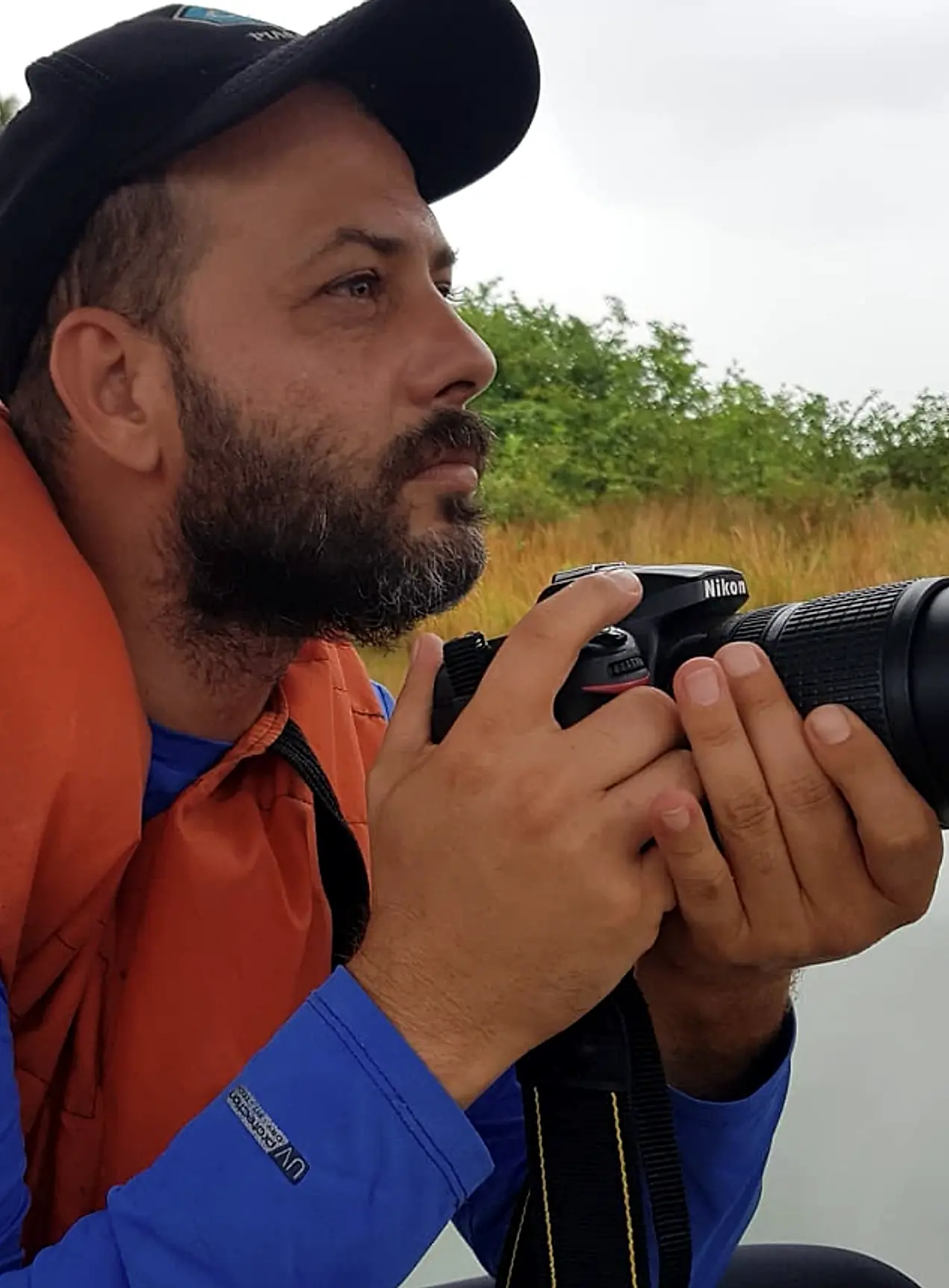 O fundador da High Level operando uma câmera, concentrado no trabalho